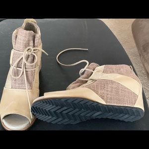 Tan Brand new never been wear Sorel